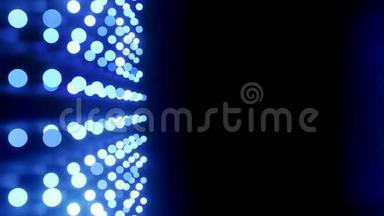 闪闪发光的<strong>蓝球</strong>在闪亮的房间里闪现。 黑暗闪亮相机中发光球的4K抽象三维背景。 美丽美丽
